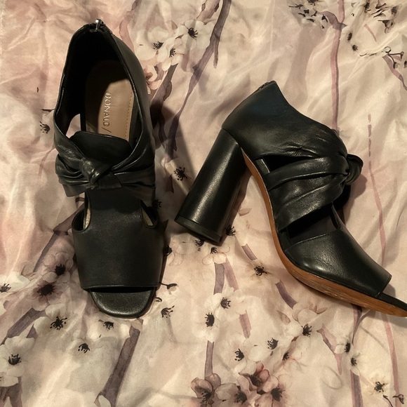 Donald Pliner Peep Toe Knotted Heels - Picture 1 of 11